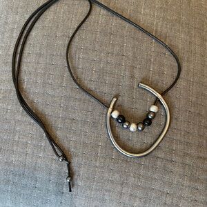 (Boutique) Elegant Silver and Black Necklace